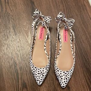 NWOT Betsey Johnson Polka Dot Slingback Bow Flats